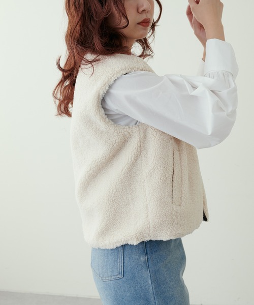 natural couture(ナチュラルクチュール)の「大人ナチュ/合皮×ボア リバーシブルベスト(ベスト・レディース・アイボリー/ブラウン・FREE)」の9枚目の写真
