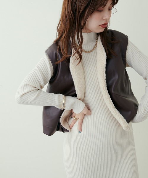 natural couture(ナチュラルクチュール)の「大人ナチュ/合皮×ボア リバーシブルベスト(ベスト・レディース・アイボリー/ブラウン・FREE)」の12枚目の写真