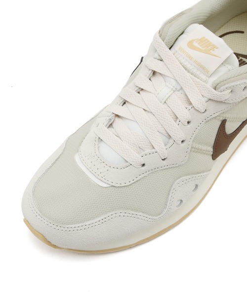 NIKE（ナイキ）の「【NIKE/ナイキ】ウィメンズベンチャーランナー（スニーカー・レディース・ホワイト系その他・24.5cm/23.5cm/23.0cm/24.0cm）」の2枚目の写真