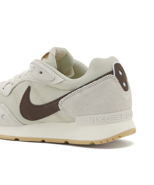 NIKE（ナイキ）の「【NIKE/ナイキ】ウィメンズベンチャーランナー（スニーカー・レディース・ホワイト系その他・24.5cm/23.5cm/23.0cm/24.0cm）」の3枚目の写真