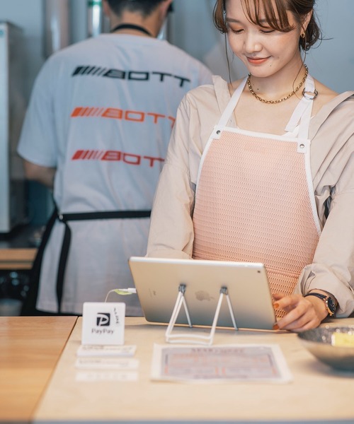 EDITA.(エディータ)の「EDITA/エディータ エプロン 軽量 アウトドア 美容室 メッシュ フロントポケット付き 洗濯機で洗える ワークエプロン 作業用エプロン(エプロン・レディース・ブラック/ライトピンク・FREE)」の1枚目の写真