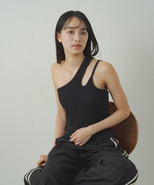 earthy（アーシー）の「earthy_リブワンショルデザインタンクトップ（タンクトップ・レディース・アイボリー/ブラック/ベージュ・S/M）」の4枚目の写真