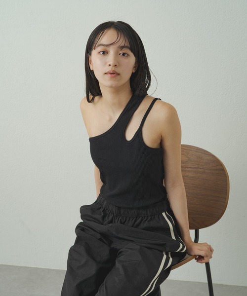 earthy（アーシー）の「earthy_リブワンショルデザインタンクトップ（タンクトップ・レディース・アイボリー/ブラック/ベージュ・S/M）」の5枚目の写真