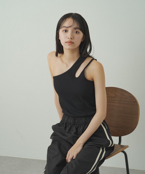 earthy（アーシー）の「earthy_リブワンショルデザインタンクトップ（タンクトップ・レディース・アイボリー/ブラック/ベージュ・S/M）」の6枚目の写真