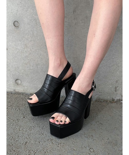 ENVYM（アンビー）の「ワイドアッパーボリュームサンダル（サンダル・レディース・ホワイト/ブラック・22.5/23.5/24.5）」の2枚目の写真