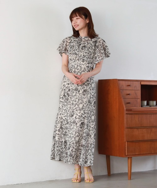 archives(アルシーヴ)の「ケープカラー花柄マーメイドワンピース(ワンピース・レディース・アイボリー/ベージュ/ブルー・MEDIUM)」の2枚目の写真