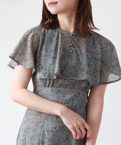 archives(アルシーヴ)の「ケープカラー花柄マーメイドワンピース(ワンピース・レディース・アイボリー/ベージュ/ブルー・MEDIUM)」の3枚目の写真