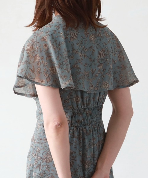 archives(アルシーヴ)の「ケープカラー花柄マーメイドワンピース(ワンピース・レディース・アイボリー/ベージュ/ブルー・MEDIUM)」の6枚目の写真