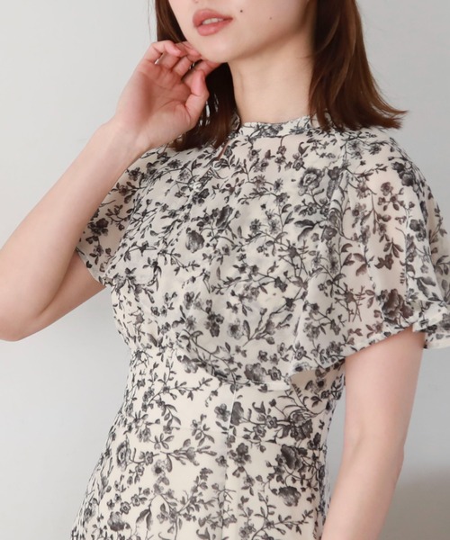 archives(アルシーヴ)の「ケープカラー花柄マーメイドワンピース(ワンピース・レディース・アイボリー/ベージュ/ブルー・MEDIUM)」の16枚目の写真