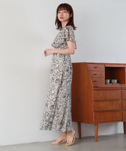 archives(アルシーヴ)の「ケープカラー花柄マーメイドワンピース(ワンピース・レディース・アイボリー/ベージュ/ブルー・MEDIUM)」の8枚目の写真