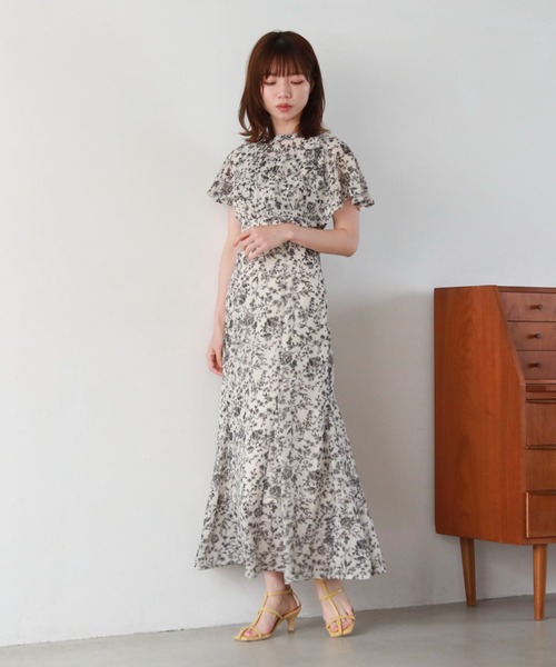 archives(アルシーヴ)の「ケープカラー花柄マーメイドワンピース(ワンピース・レディース・アイボリー/ベージュ/ブルー・MEDIUM)」の12枚目の写真