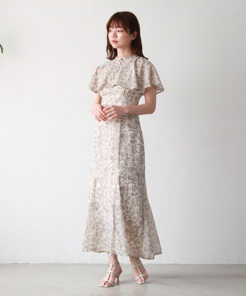 archives(アルシーヴ)の「ケープカラー花柄マーメイドワンピース(ワンピース・レディース・アイボリー/ベージュ/ブルー・MEDIUM)」の9枚目の写真