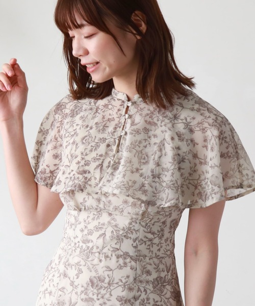 archives(アルシーヴ)の「ケープカラー花柄マーメイドワンピース(ワンピース・レディース・アイボリー/ベージュ/ブルー・MEDIUM)」の5枚目の写真