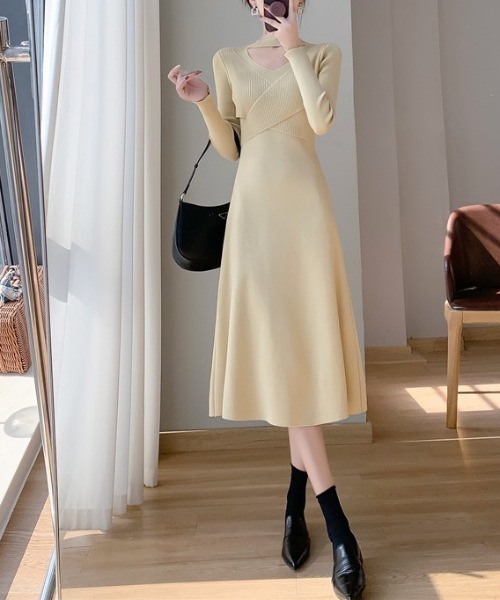 Jasmine Grandiflorum(ジャスミングランディフローラム)の「【Jasmine】Vネック変形長袖ニットワンピース(ワンピース・レディース・イエロー/ブラック/オフホワイト/ピンク・FREE)」の4枚目の写真
