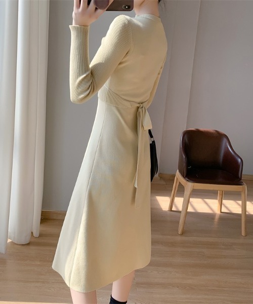 Jasmine Grandiflorum(ジャスミングランディフローラム)の「【Jasmine】Vネック変形長袖ニットワンピース(ワンピース・レディース・イエロー/ブラック/オフホワイト/ピンク・FREE)」の7枚目の写真
