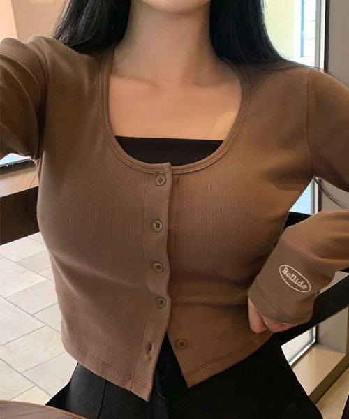 BEIDELLI（ベイデリー）の「[BELLIDE MADE]  " BELLIDE " ワンポイント刺繍Uネッククロップドカーディガン（カーディガン/ボレロ・レディース・ネイビー/ブラウン/ピンク/ブラック/ホワイト・FREE）」の3枚目の写真