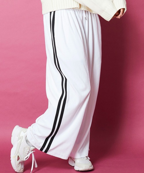 unrelaxing（アンリラクシング）の「Easy Wide Track Pants ルーズフィットイージートラックパンツ（その他パンツ・メンズ・ブラック系3/グリーン系2/ブラック系2/ホワイト系2/スミクロ/ネイビー系2/ブラウン系2/ブラック×ブラック/ブラウン系1/ネイビー系1/ブラック系1/パープル系2/ホワイト系1/グリーン系1/ブラック×パープル/ブラック系4/ブルー/ホワイト×パープル/ベージュ系2/ライトホワイト/ダークオリーブ/ブラック系その他/ライトグリーン系1/ブルー系5/ブルー系6/ブラウン系3/ダークグリーン系/ダークグリーン系6/ブラック系5/ブラック系6/ブラック系9/チェリーレッド/パイソン/その他26/その他35/ブラック系その他3/ブラック系その他6/グレー系その他2/A/D/N/P/ブラック×ピンク/チャコールグレー×ブラック/ダークブラック/ライトブラック/ブラック×ブルー/ホワイト×エメラルドグリーン・FREE）」の7枚目の写真