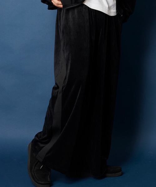 unrelaxing（アンリラクシング）の「Easy Wide Track Pants ルーズフィットイージートラックパンツ（その他パンツ・メンズ・ブラック系3/グリーン系2/ブラック系2/ホワイト系2/スミクロ/ネイビー系2/ブラウン系2/ブラック×ブラック/ブラウン系1/ネイビー系1/ブラック系1/パープル系2/ホワイト系1/グリーン系1/ブラック×パープル/ブラック系4/ブルー/ホワイト×パープル/ベージュ系2/ライトホワイト/ダークオリーブ/ブラック系その他/ライトグリーン系1/ブルー系5/ブルー系6/ブラウン系3/ダークグリーン系/ダークグリーン系6/ブラック系5/ブラック系6/ブラック系9/チェリーレッド/パイソン/その他26/その他35/ブラック系その他3/ブラック系その他6/グレー系その他2/A/D/N/P/ブラック×ピンク/チャコールグレー×ブラック/ダークブラック/ライトブラック/ブラック×ブルー/ホワイト×エメラルドグリーン・FREE）」の18枚目の写真