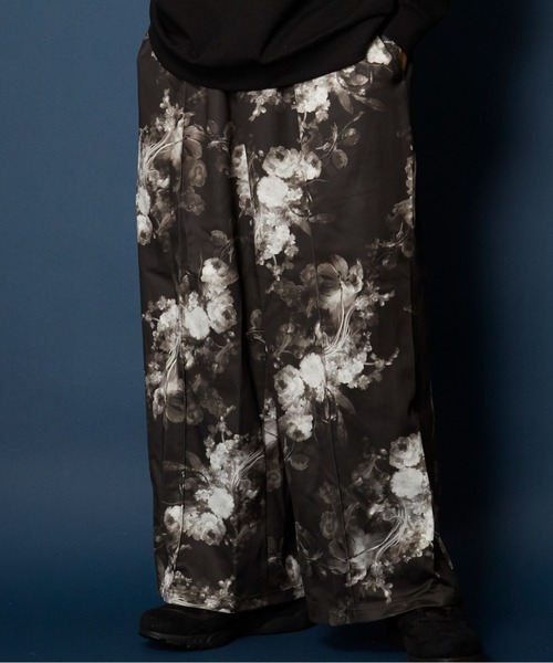 unrelaxing（アンリラクシング）の「Easy Wide Track Pants ルーズフィットイージートラックパンツ（その他パンツ・メンズ・ブラック系3/グリーン系2/ブラック系2/ホワイト系2/スミクロ/ネイビー系2/ブラウン系2/ブラック×ブラック/ブラウン系1/ネイビー系1/ブラック系1/パープル系2/ホワイト系1/グリーン系1/ブラック×パープル/ブラック系4/ブルー/ホワイト×パープル/ベージュ系2/ライトホワイト/ダークオリーブ/ブラック系その他/ライトグリーン系1/ブルー系5/ブルー系6/ブラウン系3/ダークグリーン系/ダークグリーン系6/ブラック系5/ブラック系6/ブラック系9/チェリーレッド/パイソン/その他26/その他35/ブラック系その他3/ブラック系その他6/グレー系その他2/A/D/N/P/ブラック×ピンク/チャコールグレー×ブラック/ダークブラック/ライトブラック/ブラック×ブルー/ホワイト×エメラルドグリーン・FREE）」の20枚目の写真