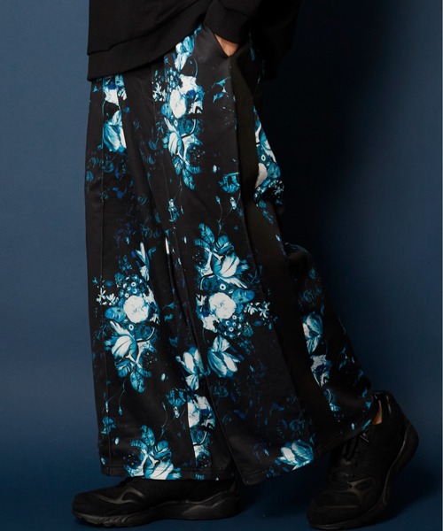 unrelaxing（アンリラクシング）の「Easy Wide Track Pants ルーズフィットイージートラックパンツ（その他パンツ・メンズ・ブラック系3/グリーン系2/ブラック系2/ホワイト系2/スミクロ/ネイビー系2/ブラウン系2/ブラック×ブラック/ブラウン系1/ネイビー系1/ブラック系1/パープル系2/ホワイト系1/グリーン系1/ブラック×パープル/ブラック系4/ブルー/ホワイト×パープル/ベージュ系2/ライトホワイト/ダークオリーブ/ブラック系その他/ライトグリーン系1/ブルー系5/ブルー系6/ブラウン系3/ダークグリーン系/ダークグリーン系6/ブラック系5/ブラック系6/ブラック系9/チェリーレッド/パイソン/その他26/その他35/ブラック系その他3/ブラック系その他6/グレー系その他2/A/D/N/P/ブラック×ピンク/チャコールグレー×ブラック/ダークブラック/ライトブラック/ブラック×ブルー/ホワイト×エメラルドグリーン・FREE）」の21枚目の写真