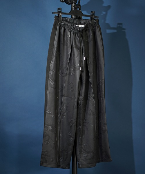 unrelaxing（アンリラクシング）の「Easy Wide Track Pants ルーズフィットイージートラックパンツ（その他パンツ・メンズ・ブラック系3/グリーン系2/ブラック系2/ホワイト系2/スミクロ/ネイビー系2/ブラウン系2/ブラック×ブラック/ブラウン系1/ネイビー系1/ブラック系1/パープル系2/ホワイト系1/グリーン系1/ブラック×パープル/ブラック系4/ブルー/ホワイト×パープル/ベージュ系2/ライトホワイト/ダークオリーブ/ブラック系その他/ライトグリーン系1/ブルー系5/ブルー系6/ブラウン系3/ダークグリーン系/ダークグリーン系6/ブラック系5/ブラック系6/ブラック系9/チェリーレッド/パイソン/その他26/その他35/ブラック系その他3/ブラック系その他6/グレー系その他2/A/D/N/P/ブラック×ピンク/チャコールグレー×ブラック/ダークブラック/ライトブラック/ブラック×ブルー/ホワイト×エメラルドグリーン・FREE）」の10枚目の写真