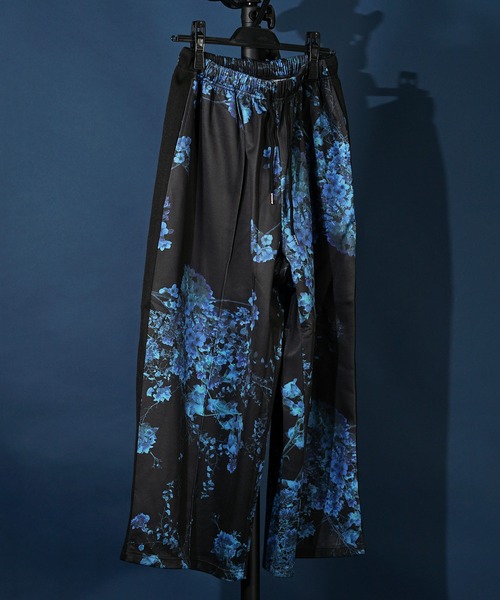 unrelaxing（アンリラクシング）の「Easy Wide Track Pants ルーズフィットイージートラックパンツ（その他パンツ・メンズ・ブラック系3/グリーン系2/ブラック系2/ホワイト系2/スミクロ/ネイビー系2/ブラウン系2/ブラック×ブラック/ブラウン系1/ネイビー系1/ブラック系1/パープル系2/ホワイト系1/グリーン系1/ブラック×パープル/ブラック系4/ブルー/ホワイト×パープル/ベージュ系2/ライトホワイト/ダークオリーブ/ブラック系その他/ライトグリーン系1/ブルー系5/ブルー系6/ブラウン系3/ダークグリーン系/ダークグリーン系6/ブラック系5/ブラック系6/ブラック系9/チェリーレッド/パイソン/その他26/その他35/ブラック系その他3/ブラック系その他6/グレー系その他2/A/D/N/P/ブラック×ピンク/チャコールグレー×ブラック/ダークブラック/ライトブラック/ブラック×ブルー/ホワイト×エメラルドグリーン・FREE）」の16枚目の写真