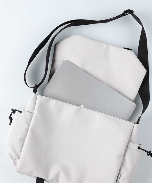 KANGOL(カンゴール)の「【KANGOL】KGメッセンジャーバッグ(メッセンジャーバッグ・メンズ・ブラック/ライトベージュ・ONE SIZE)」の9枚目の写真