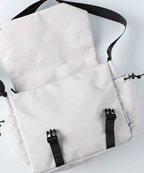 KANGOL(カンゴール)の「【KANGOL】KGメッセンジャーバッグ(メッセンジャーバッグ・メンズ・ブラック/ライトベージュ・ONE SIZE)」の11枚目の写真