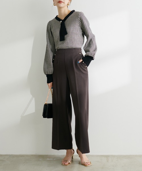 natural couture(ナチュラルクチュール)の「パール使いセンタープレスストレートパンツ(その他パンツ・レディース・ベージュ/ブラウン/グレー・MEDIUM/LARGE)」の3枚目の写真