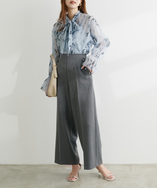 natural couture(ナチュラルクチュール)の「パール使いセンタープレスストレートパンツ(その他パンツ・レディース・ベージュ/ブラウン/グレー・MEDIUM/LARGE)」の7枚目の写真