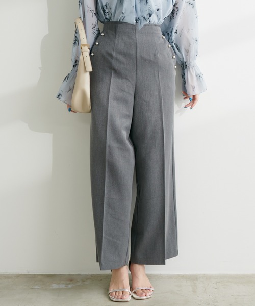 natural couture(ナチュラルクチュール)の「パール使いセンタープレスストレートパンツ(その他パンツ・レディース・ベージュ/ブラウン/グレー・MEDIUM/LARGE)」の4枚目の写真
