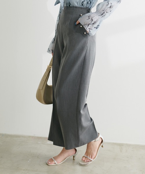 natural couture(ナチュラルクチュール)の「パール使いセンタープレスストレートパンツ(その他パンツ・レディース・ベージュ/ブラウン/グレー・MEDIUM/LARGE)」の6枚目の写真