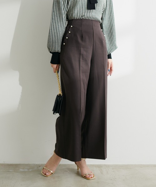 natural couture(ナチュラルクチュール)の「パール使いセンタープレスストレートパンツ(その他パンツ・レディース・ベージュ/ブラウン/グレー・MEDIUM/LARGE)」の17枚目の写真