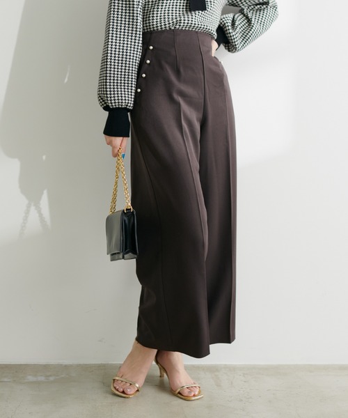 natural couture(ナチュラルクチュール)の「パール使いセンタープレスストレートパンツ(その他パンツ・レディース・ベージュ/ブラウン/グレー・MEDIUM/LARGE)」の18枚目の写真
