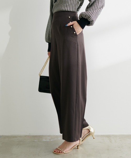 natural couture(ナチュラルクチュール)の「パール使いセンタープレスストレートパンツ(その他パンツ・レディース・ベージュ/ブラウン/グレー・MEDIUM/LARGE)」の19枚目の写真