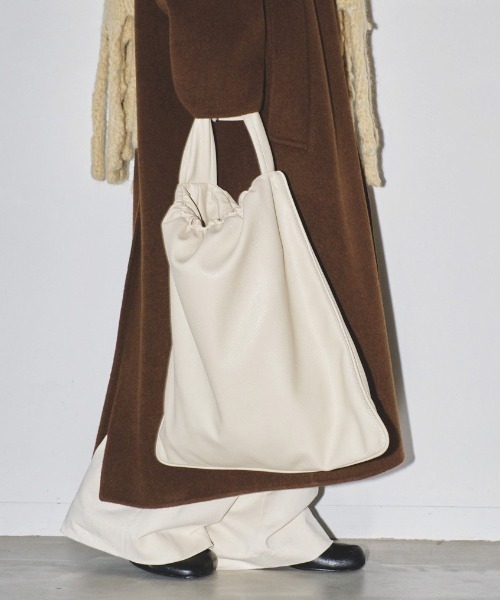 TODAYFUL（トゥデイフル）の「TODAYFUL Ecoleather Gather Bag 12321021（ショルダーバッグ・レディース・ブラック/バーガンディー/オフホワイト・FREE）」の2枚目の写真