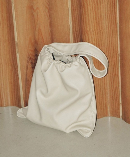 TODAYFUL（トゥデイフル）の「TODAYFUL Ecoleather Gather Bag 12321021（ショルダーバッグ・レディース・ブラック/バーガンディー/オフホワイト・FREE）」の13枚目の写真