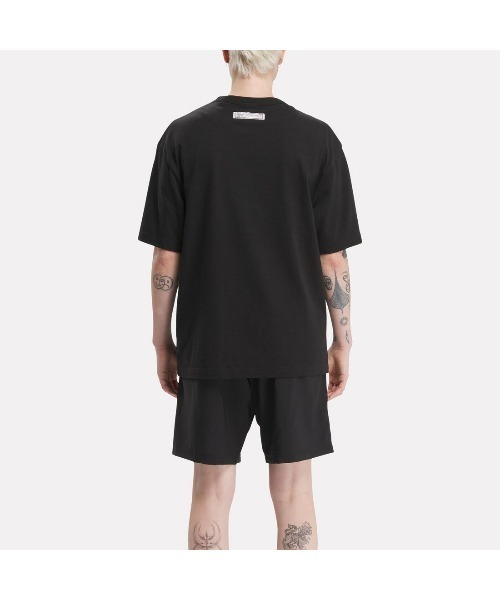 Reebok(リーボック)の「クラシックス ユニホーム ビッグロゴ Tシャツ / CL UNIFORM BL TEE(Tシャツ/カットソー・メンズ・グレー/イエロー/ブラック・LARGE/MEDIUM/SMALL/XX-LARGE/X-LARGE)」の4枚目の写真