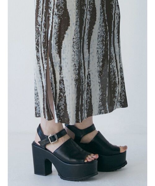 MURUA（ムルーア）の「ストラップウェッジサンダル（サンダル・レディース・アイボリー/ブラック・22.5/24.5/23.5）」の2枚目の写真