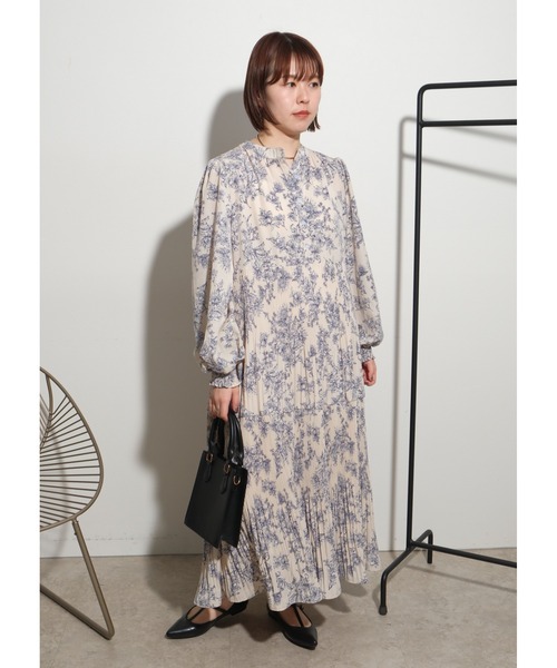 palm RICHE(ポームリシュ)の「花柄プリーツワンピース(ワンピース・レディース・アイボリー/ブラック・M)」の4枚目の写真