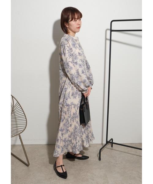 palm RICHE(ポームリシュ)の「花柄プリーツワンピース(ワンピース・レディース・アイボリー/ブラック・M)」の6枚目の写真