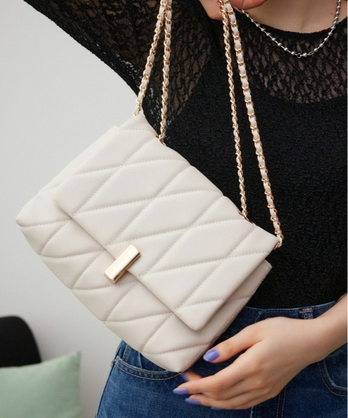 AZUL by moussy(アズールバイマウジー)の「フェイクレザーキルティングバッグ(ショルダーバッグ・レディース・グレイッシュベージュ/ライトブルー/ブラック・FREE)」の2枚目の写真