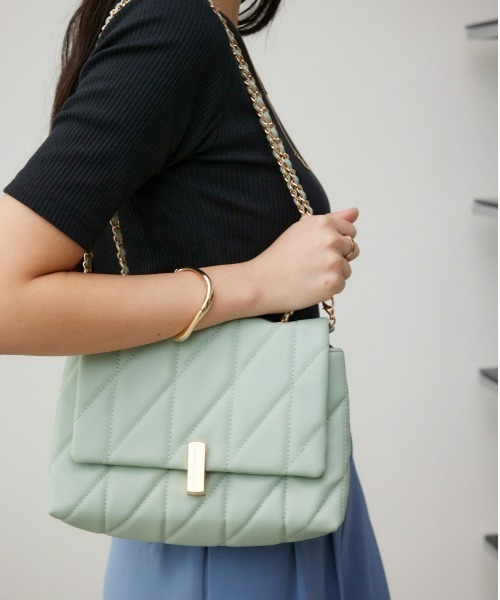AZUL by moussy(アズールバイマウジー)の「フェイクレザーキルティングバッグ(ショルダーバッグ・レディース・グレイッシュベージュ/ライトブルー/ブラック・FREE)」の3枚目の写真