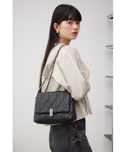 AZUL by moussy(アズールバイマウジー)の「フェイクレザーキルティングバッグ(ショルダーバッグ・レディース・グレイッシュベージュ/ライトブルー/ブラック・FREE)」の4枚目の写真