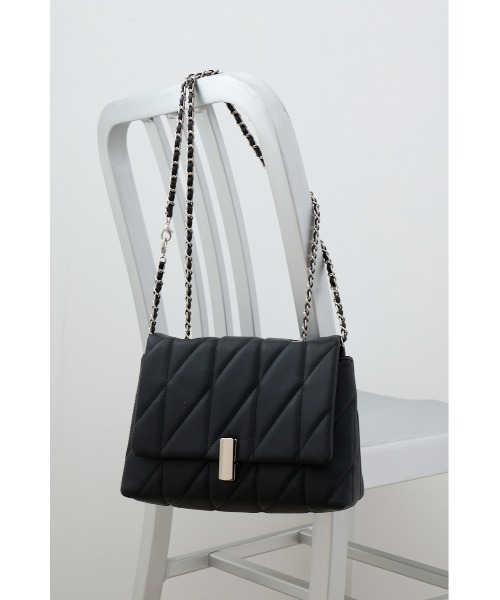 AZUL by moussy(アズールバイマウジー)の「フェイクレザーキルティングバッグ(ショルダーバッグ・レディース・グレイッシュベージュ/ライトブルー/ブラック・FREE)」の6枚目の写真