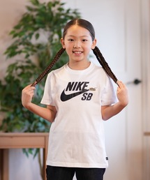 NIKE SB（ナイキエスビー）の「NIKE SB/ナイキエスビー キッズ 半袖Tシャツ LOGO YTH NSW SB ﾛｺﾞSSTｼｬﾂ FN9673-100（Tシャツ/カットソー）」