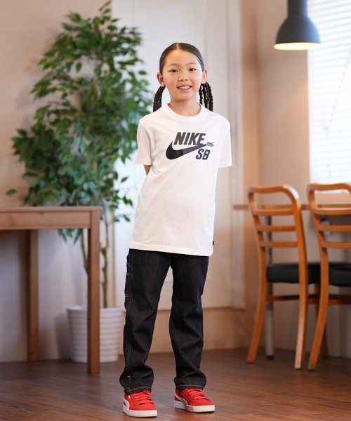 NIKE SB(ナイキエスビー)の「NIKE SB/ナイキエスビー キッズ 半袖Tシャツ LOGO YTH NSW SB ロゴSSTシャツ FN9673-100(Tシャツ/カットソー・キッズ・ホワイト・130cm/160cm/140cm/150cm)」の4枚目の写真