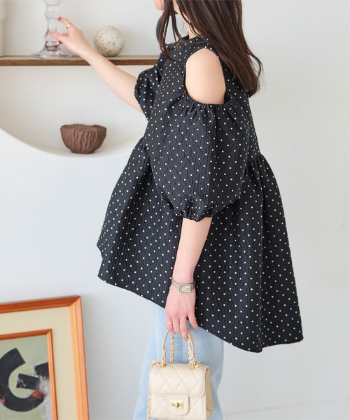 KOBE LETTUCE（コウベレタス）の「ぽこぽこジャガードショルダーカットペプラムトップス（シャツ/ブラウス・レディース・ブラック/ネイビー/グレー・M）」の4枚目の写真