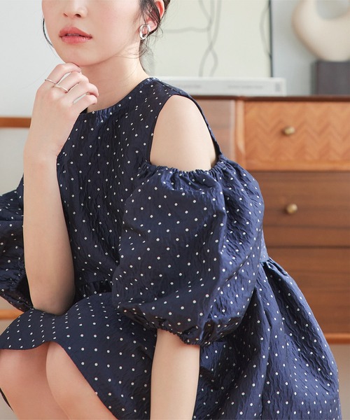 KOBE LETTUCE（コウベレタス）の「ぽこぽこジャガードショルダーカットペプラムトップス（シャツ/ブラウス・レディース・ブラック/ネイビー/グレー・M）」の8枚目の写真