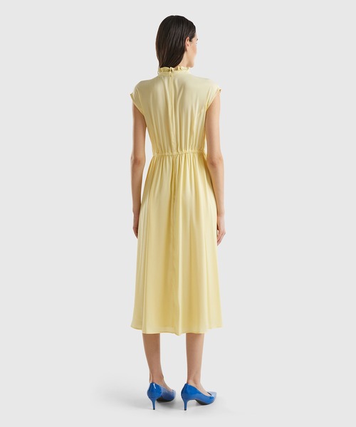 BENETTON (UNITED COLORS OF BENETTON)（ベネトンユナイテッドカラーズオブベネトン）の「フリルネックフレンチスリーブミモレ丈ワンピース（ワンピース・レディース・ライトイエロー・X-SMALL/XX-SMALL/SMALL/MEDIUM/LARGE）」の3枚目の写真
